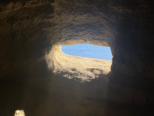 洞窟の中にあった小窓