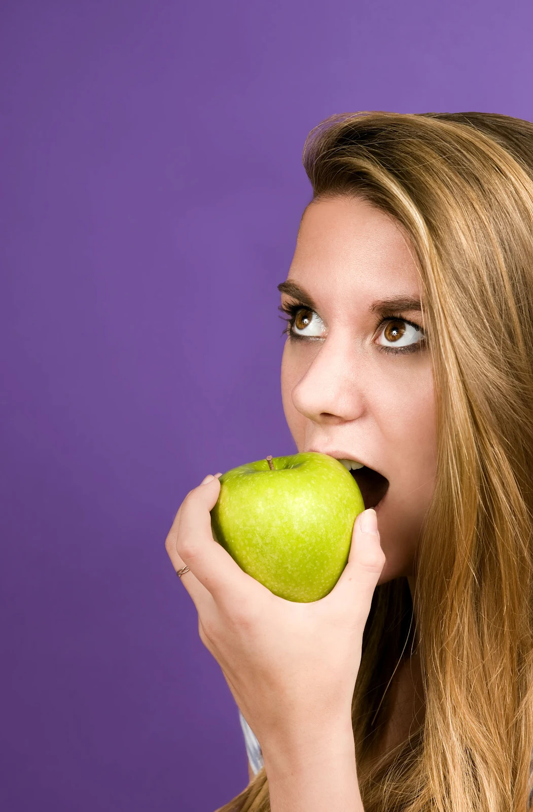 face-of-young-woman-eating-green-apple.jpg