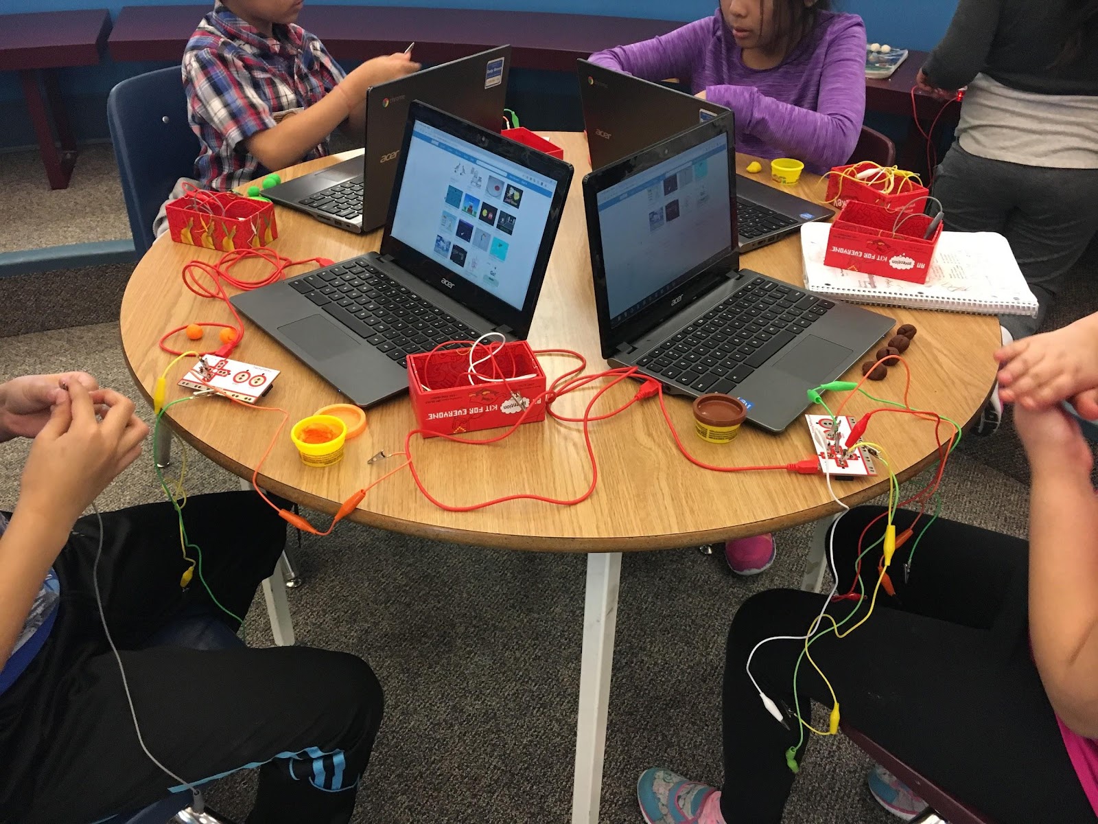 Des élèves de l’école primaire Johnny Bright d’Edmonton apprennent à coder avec Makey Makey sur des appareils Chromebook