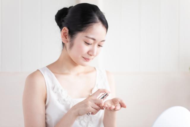 白いドレスを着た女性

自動的に生成された説明
