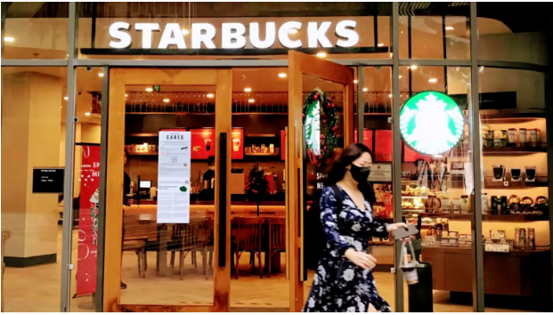 Chiến lược 'sang chảnh hóa cà phê' của Starbucks tỏ ra không hiệu quả ở Việt Nam (Ảnh: Nikkei)