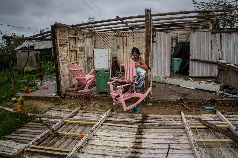 2022年9月27日，古巴比那爾德里奧，Maria Llonch在被颶風伊恩破壞的家裏收拾財物。（Ramon Espinosa／美聯社）