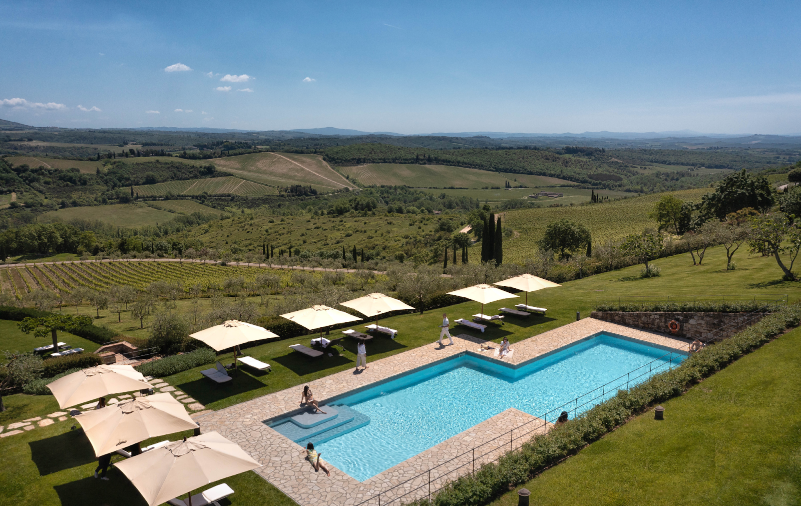 La piscina di Fontanelle Estate, con gli outdoor curati da Edenpark Firenze