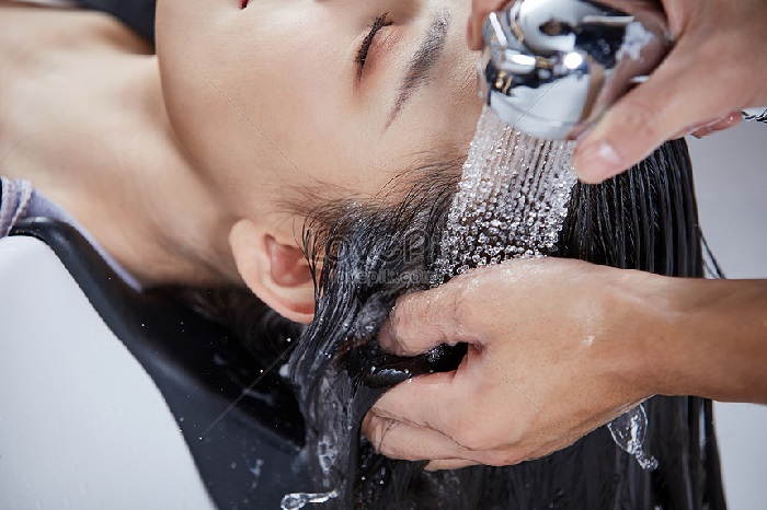Gội đầu thường xuyên cũng giúp ngăn ngừa mụn lưng