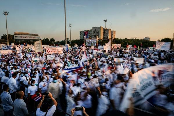 2022年5月1日，古巴哈瓦那（Havana），民眾參與遊行，沿途揮舞旗幟。（Ramón Espinosa／美聯社）