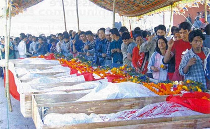 Wer tötete 2001 die gesamte Familie des Königs von Nepal und sich selbst, und wozu führte dies letztendlich?  4