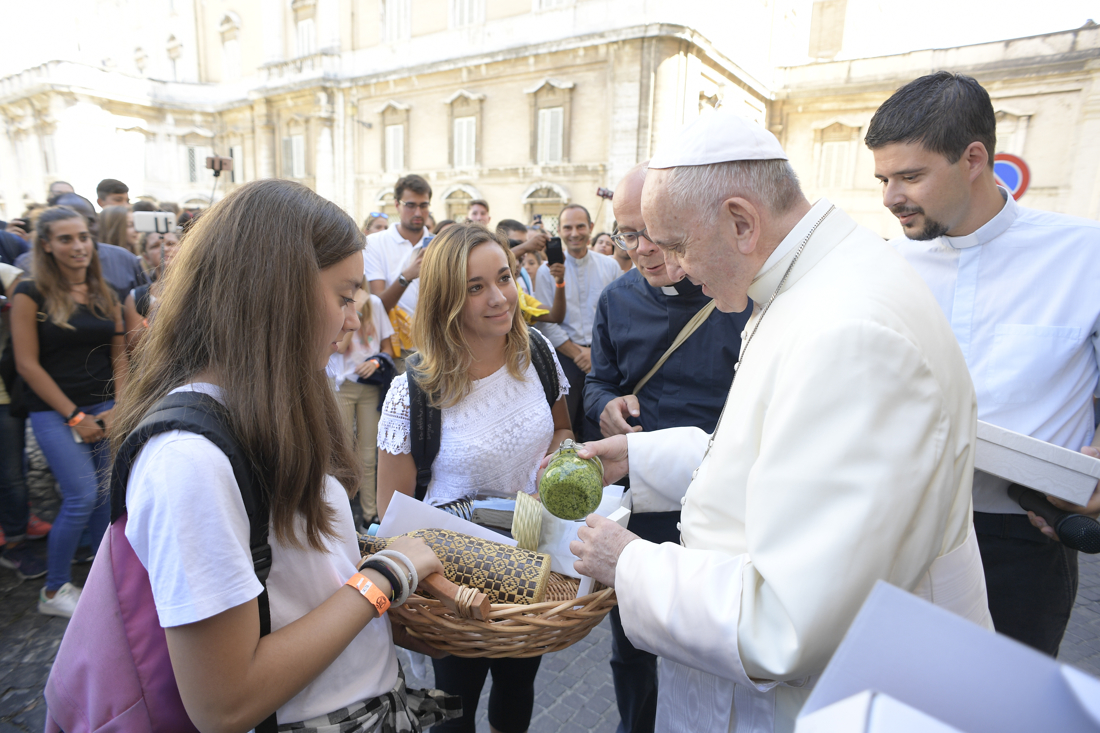 Young people from Chiavari offer "pesto" to Pope Francis 05/09/2017 © L'Osservatore Romano
