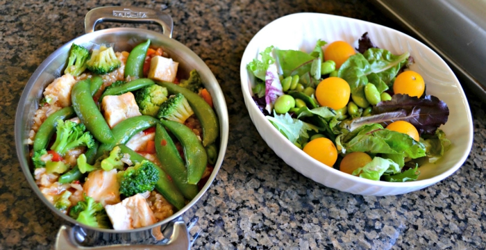 zwei schüsseln mit leckeren salaten, frisches gemüse kochen, cherry tomaten gelb, brokkoli, edamame, tofu, ausgewogene ernährung plan