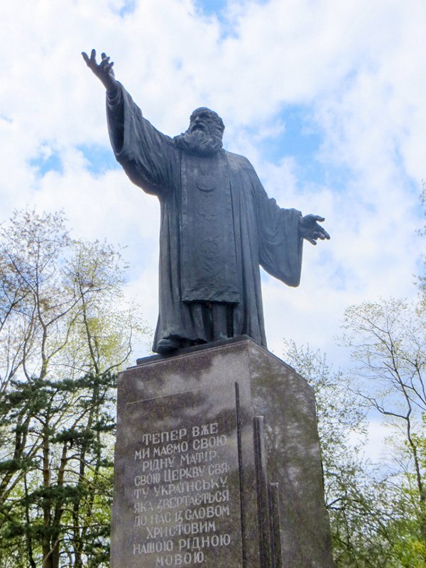 Пам’ятник митрополиту Василю Липківському, встановлений і освячений 23 жовтня 1983 р. у Саут-Баунд-Бруці, США. 