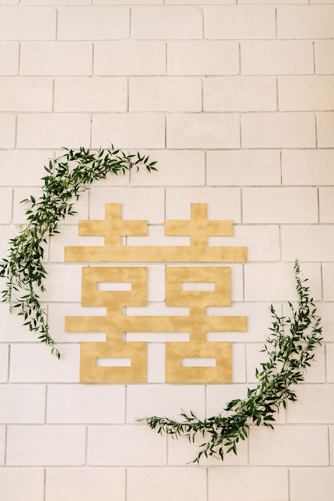 The double happiness sign is a sign that can always be seen in Chinese weddings.