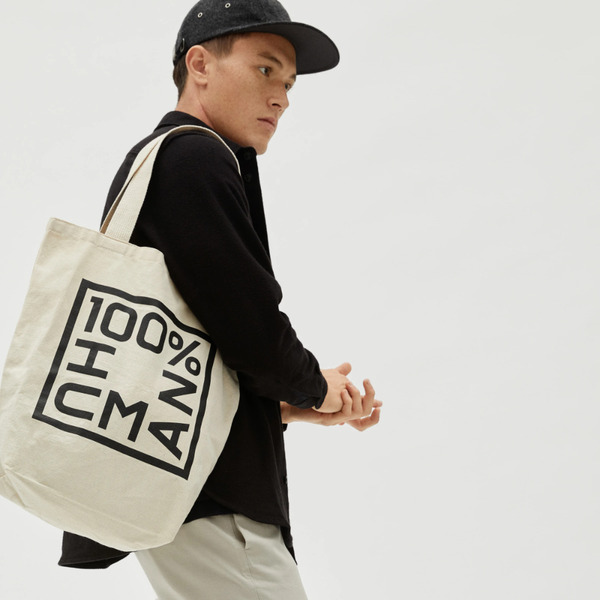 Túi Tote trắng kết hợp cùng áo sơ mi đen