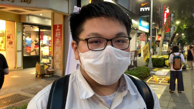 今年就读高三的刘同学下课来参加人链活动。(记者 黄春梅摄)