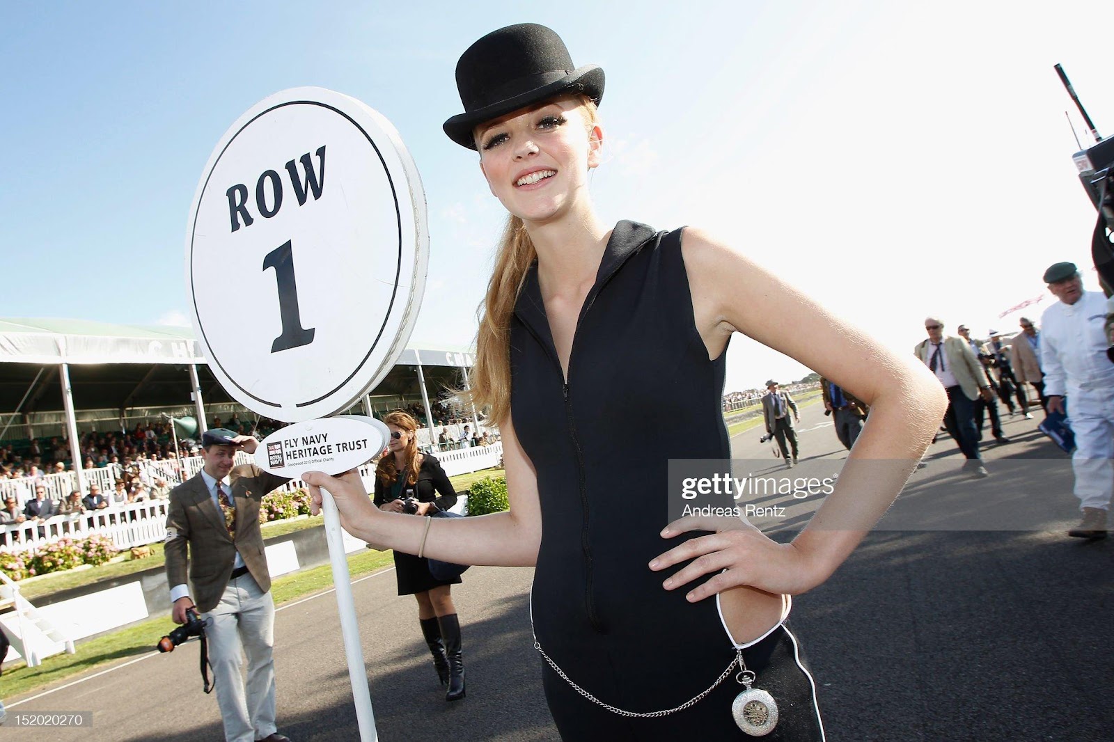 D:\Documenti\posts\posts\Women and motorsport\foto\Getty e altre\grid-girl-attends-the-shelby-cup-during-the-goodwood-revival-2012-on-picture-id152020270.jpg