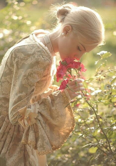Dáng cúi xuống thưởng thức hương thơm của hoa