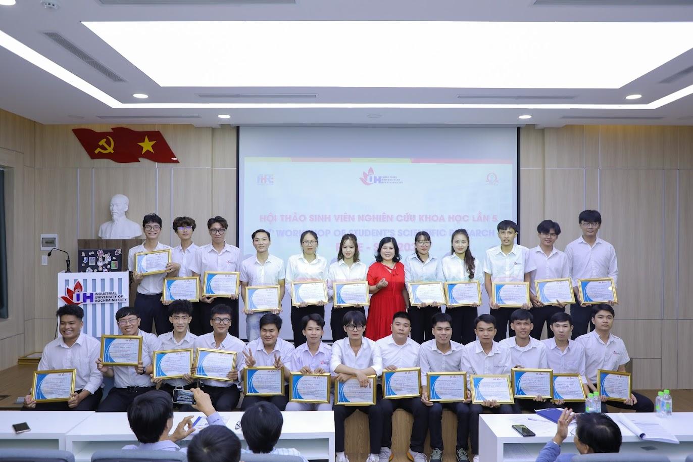 A group of people holding certificatesDescription automatically generated with medium confidence