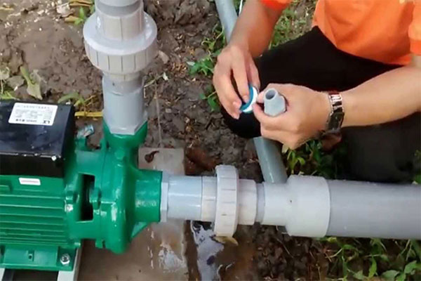 Sử dụng máy bơm điện tưới nhỏ giọt