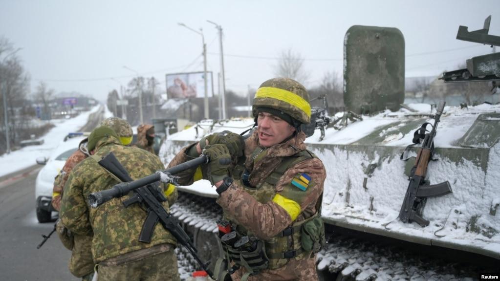 乌克兰士兵守卫着基辅的一条街道。(2022年2月25日)