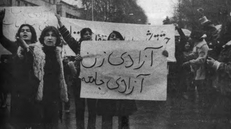 انقلاب و زنان؛ اجباری شدن حجاب و باقی محدودیت‌ها در آینه مطبوعات آن روزها -  BBC News فارسی