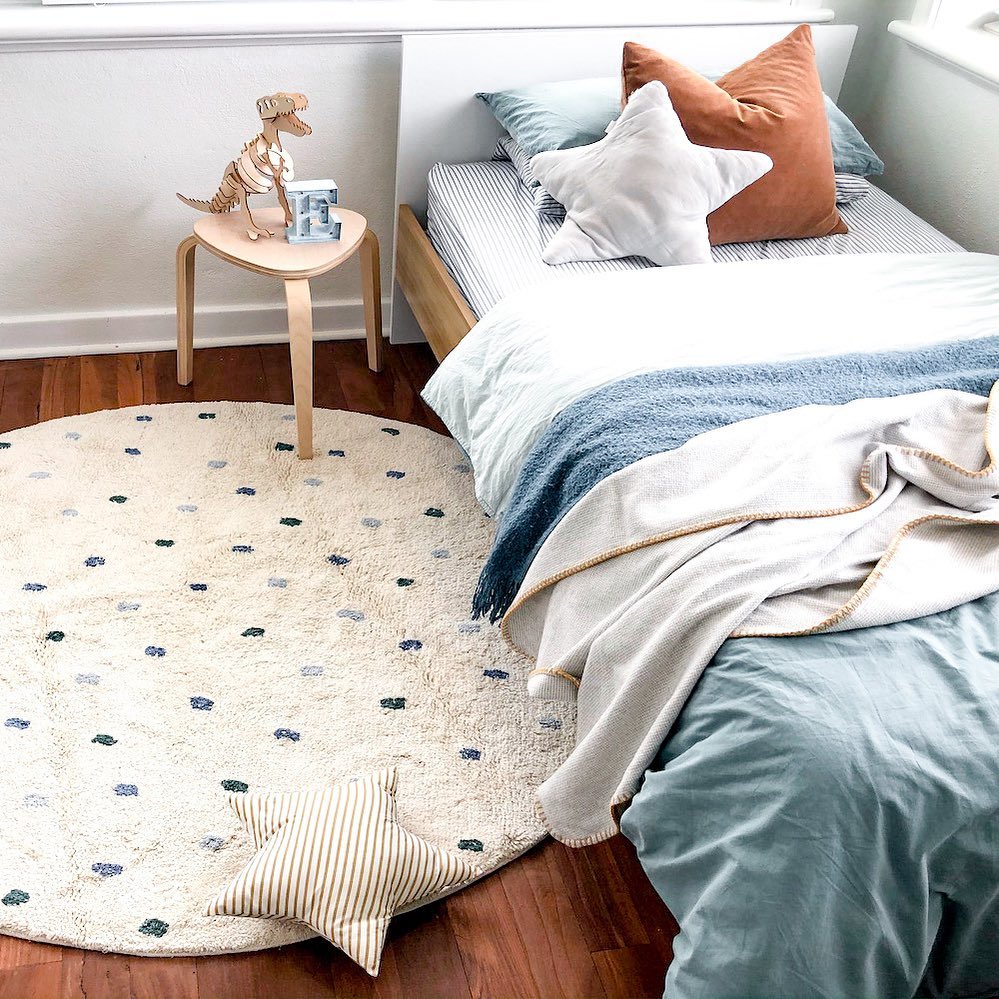 Create an Instagram-Worthy Bedroom with interesting round rugs | CUBICOON