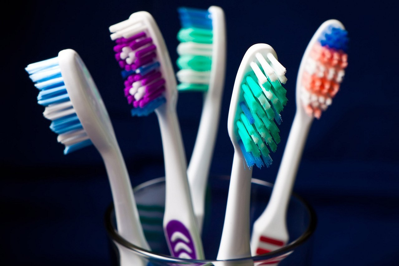 Виды и материал зубных щеток – как правильно выбрать?