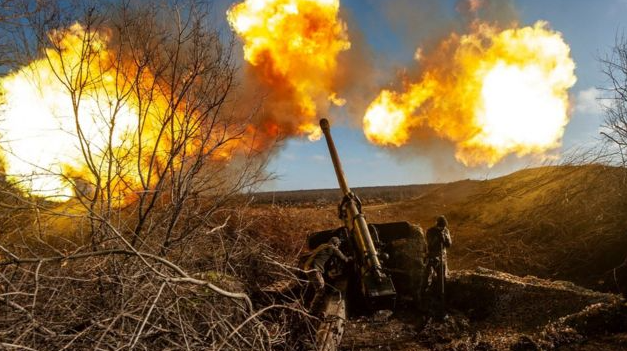 Pháo tự hành MSTA-S Nga tập kích vị trí Ukraine ngày 20/2