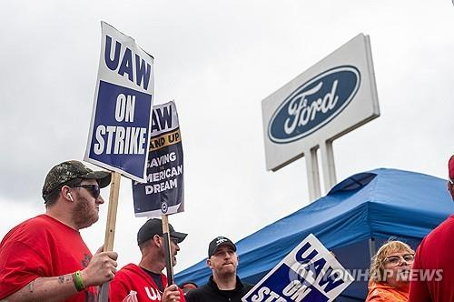 A group of people holding signs

Description automatically generated