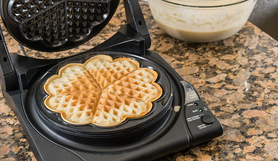waffle maker that rotates