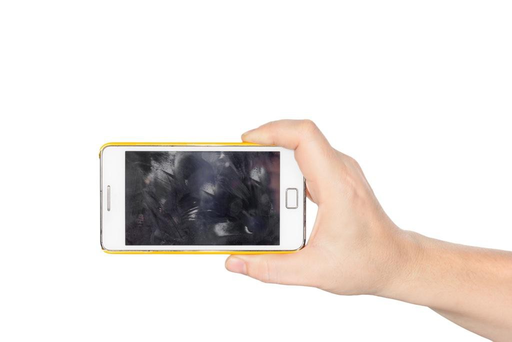 Đừng bao giờ lau màn hình iPhone bằng 9 thứ này.