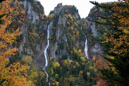 5.紅葉の狭間にみえる優美な絶景「銀河の滝・流星の滝」