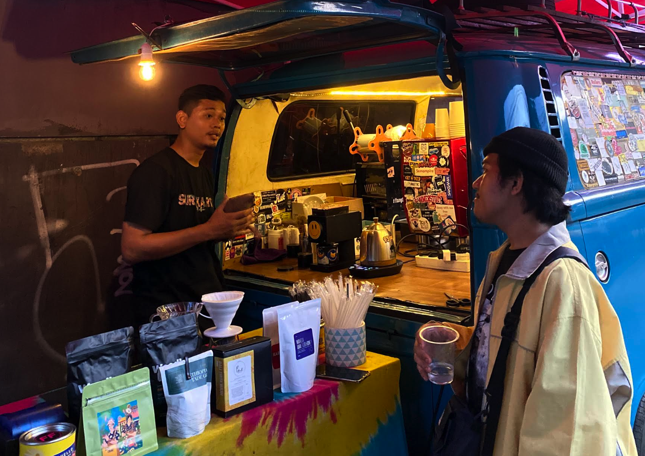 Tampak Tomy sang pemilik kedai kopi melayani pelanggan. (Foto: Dok. pribadi penulis)