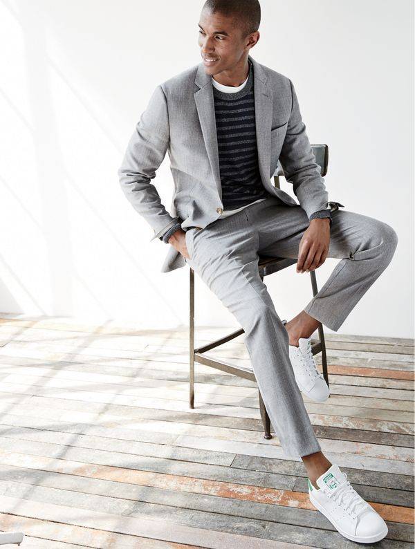 Phối suit với sneaker trắng