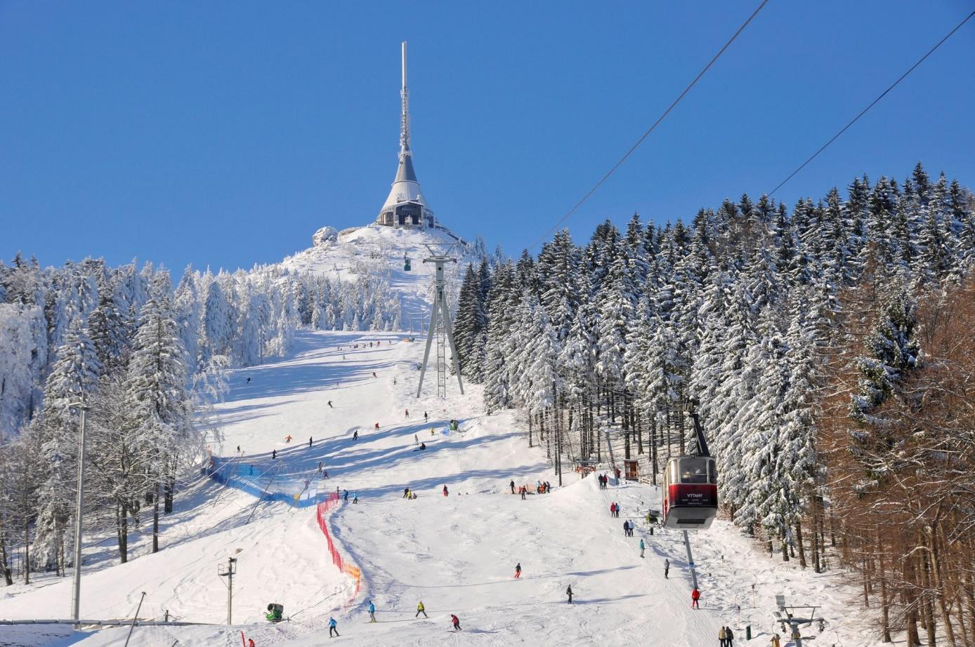 Obraz zawierający śnieg, zewnętrzne, niebo, jazda na nartach

Opis wygenerowany automatycznie