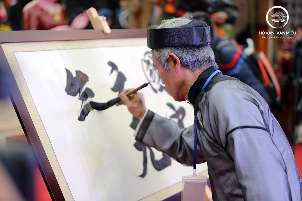 Tiết mục trình diễn thư pháp của các nghệ nhân nổi tiếng tại Hồ Văn