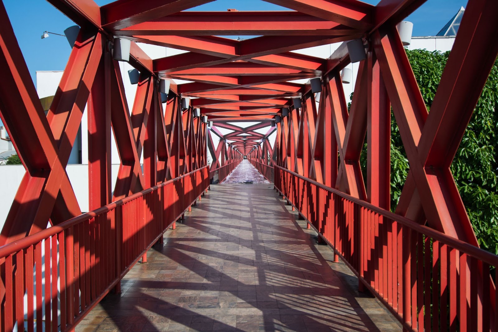 Passarela de metal vermelho do Centro Dragão do Mar, um dos principais pontos turísticos de Fortaleza.