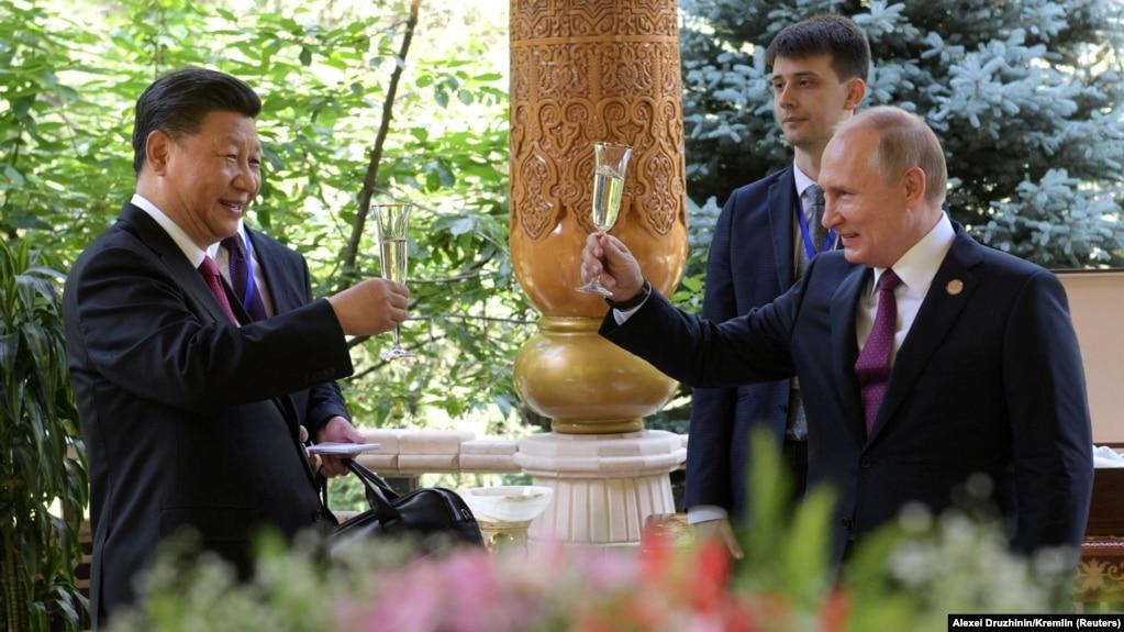 Ілюстраційне фото: російський президент Володимир Путін (ліворуч) та лідер Комуністичної партії Китаю Сі Цзіньпін під час зустрічі в Таджикистані, 2019 рік