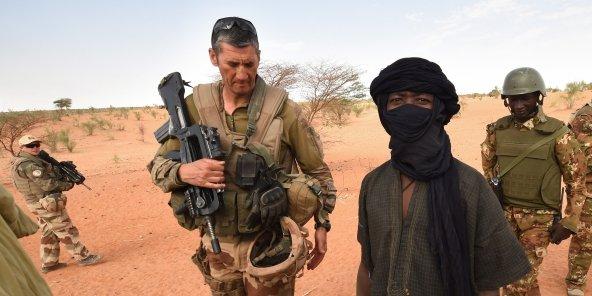 Une patrouille conjointe des armées française et malienne à Timbamogoye (Nord), en mars.