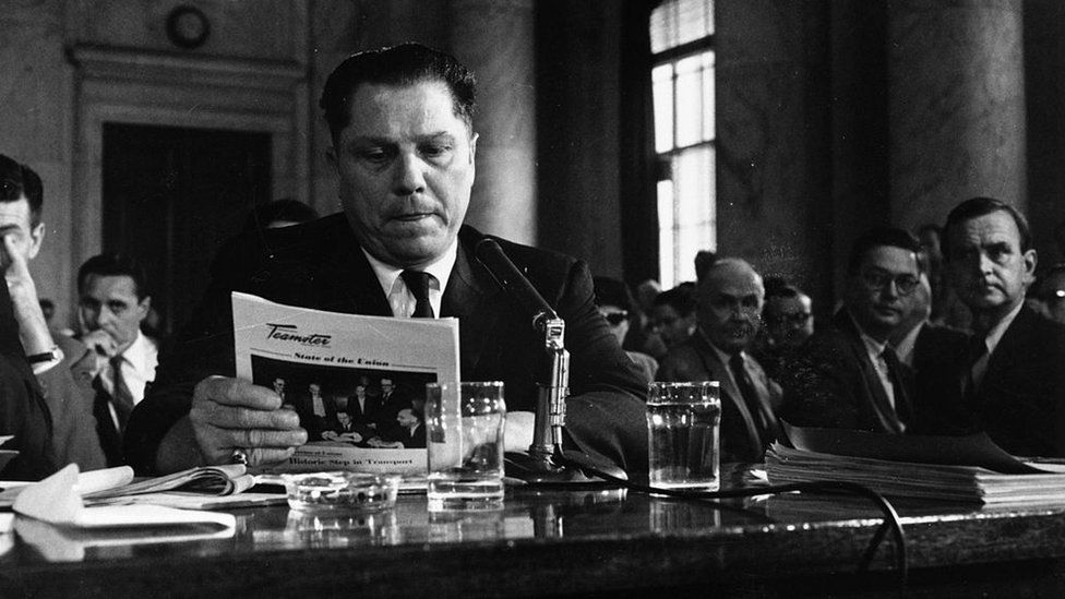 Jimmy Hoffa อ่านหนังสือในห้องที่อัดแน่น