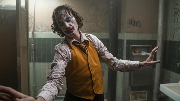 Joaquin Phoenix as Arthur Fleck in Warner Bros. Pictures, Village Roadshow Pictures and BRON Creative's <em>Joker</em>.