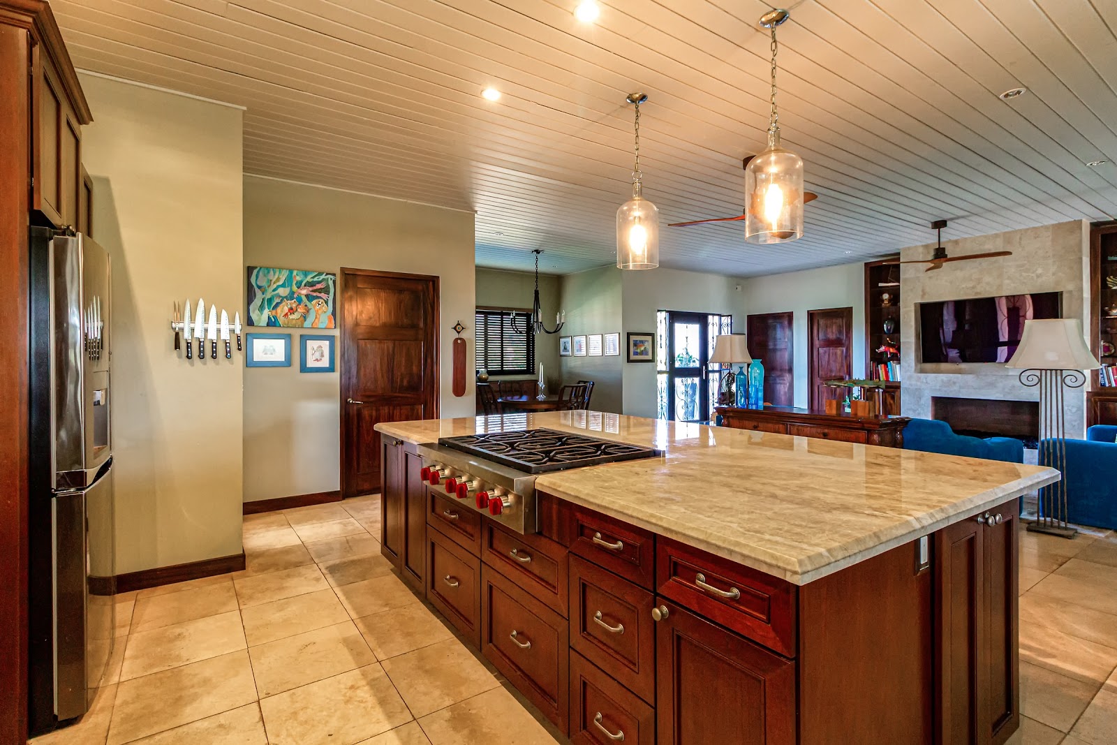 An Open-Plan Kitchen: A Variety of Finishing Products Creates Excitement