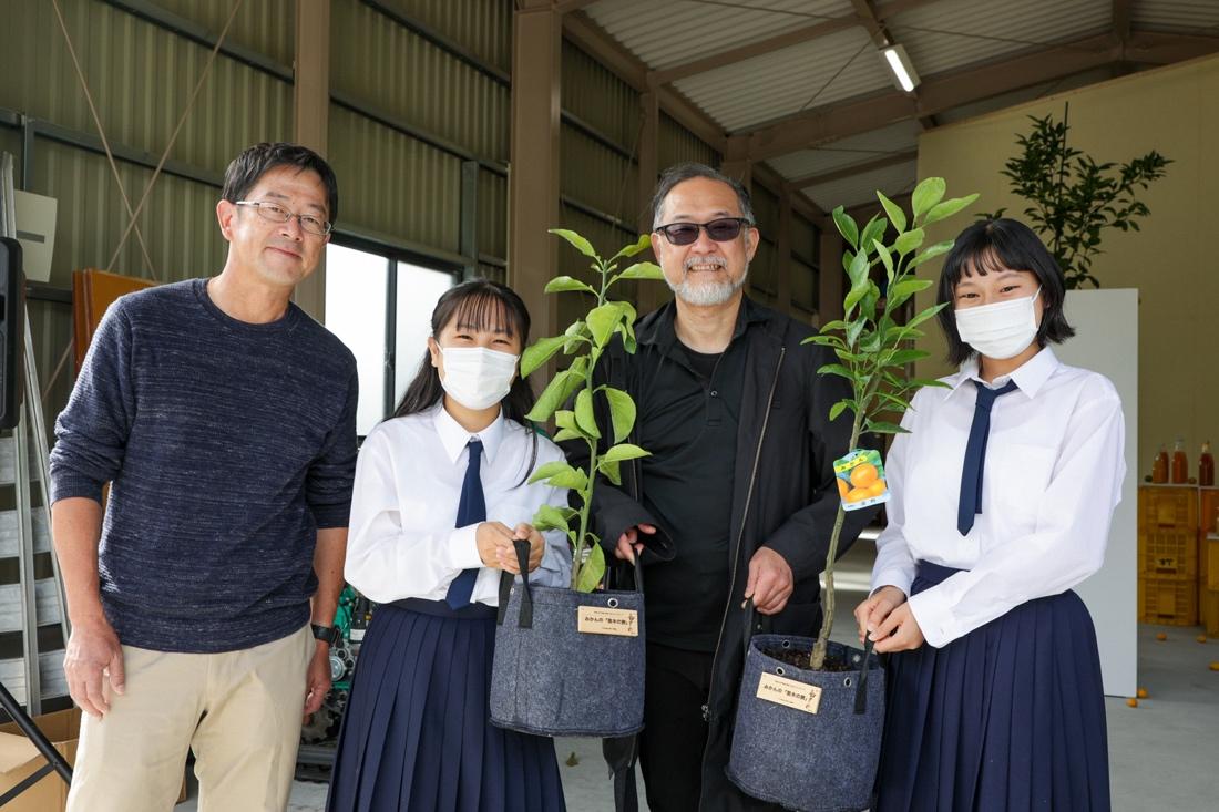 スーツを着た男性たち

自動的に生成された説明