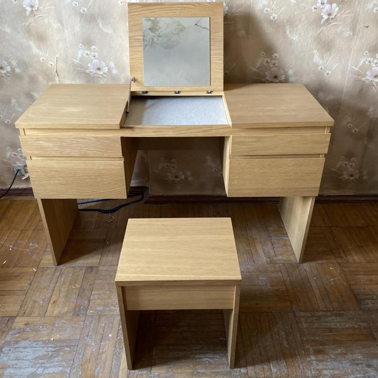 Вместительный стол для современной женщины с откидной столешницей-зеркалом
