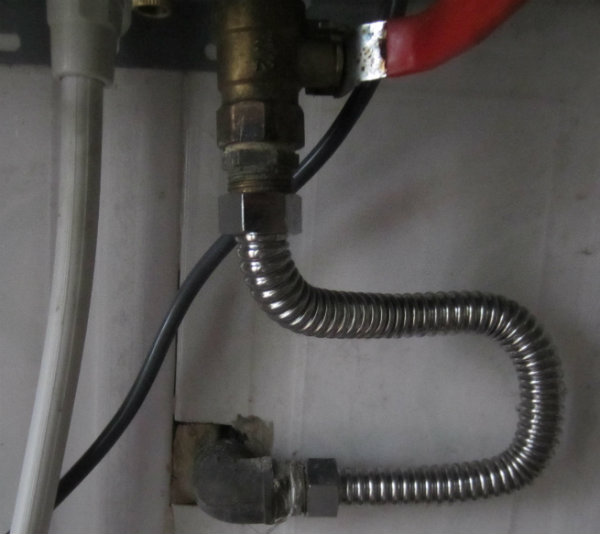 从冷水接入到热水器的接头
