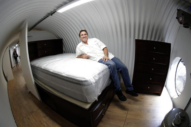 Ông Ron Hubbard giới thiệu một trong số giường ngủ bên trong một boong ke hạng sang dành cho 6 người của công ty Atlas Survival Shelters. (Ảnh: EPA)