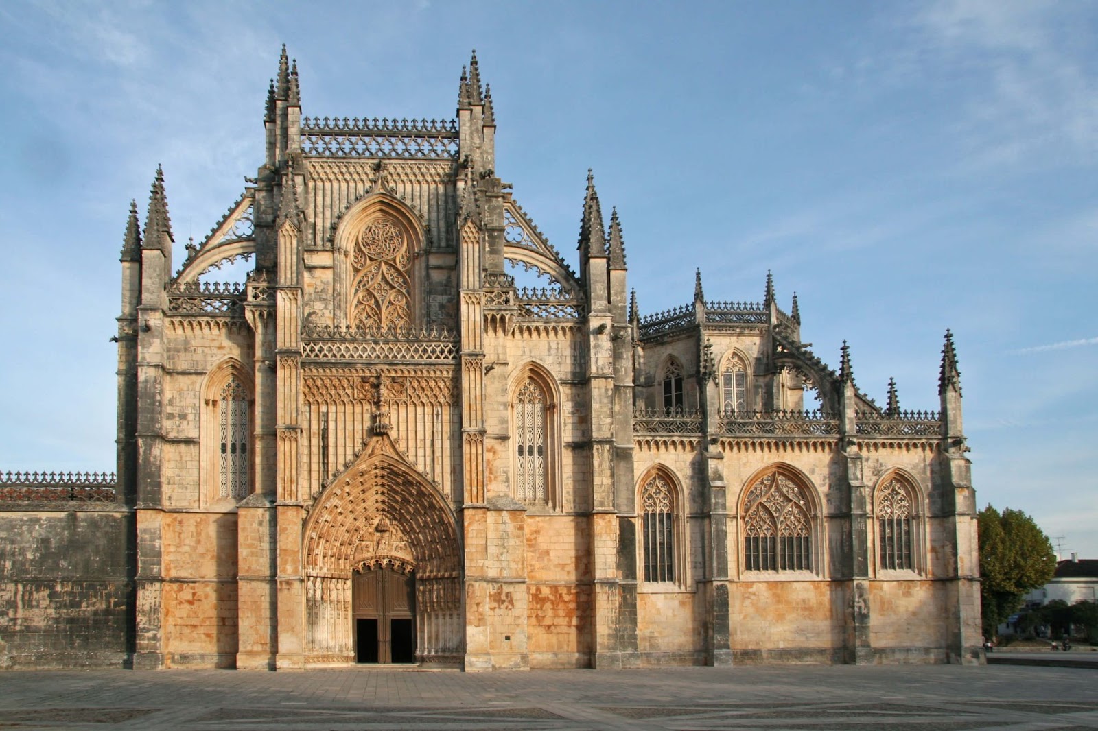 famous landmarks in Portugal, Batalha monastery, Virgin Mary