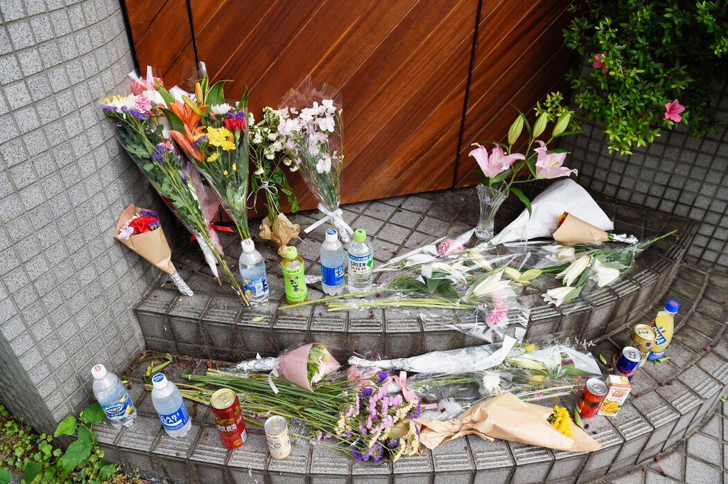 Sau khi Hana Kimura qua đời, người hâm mộ đã đặt hoa tại địa điểm quay "Terrace House" ở Tokyo
