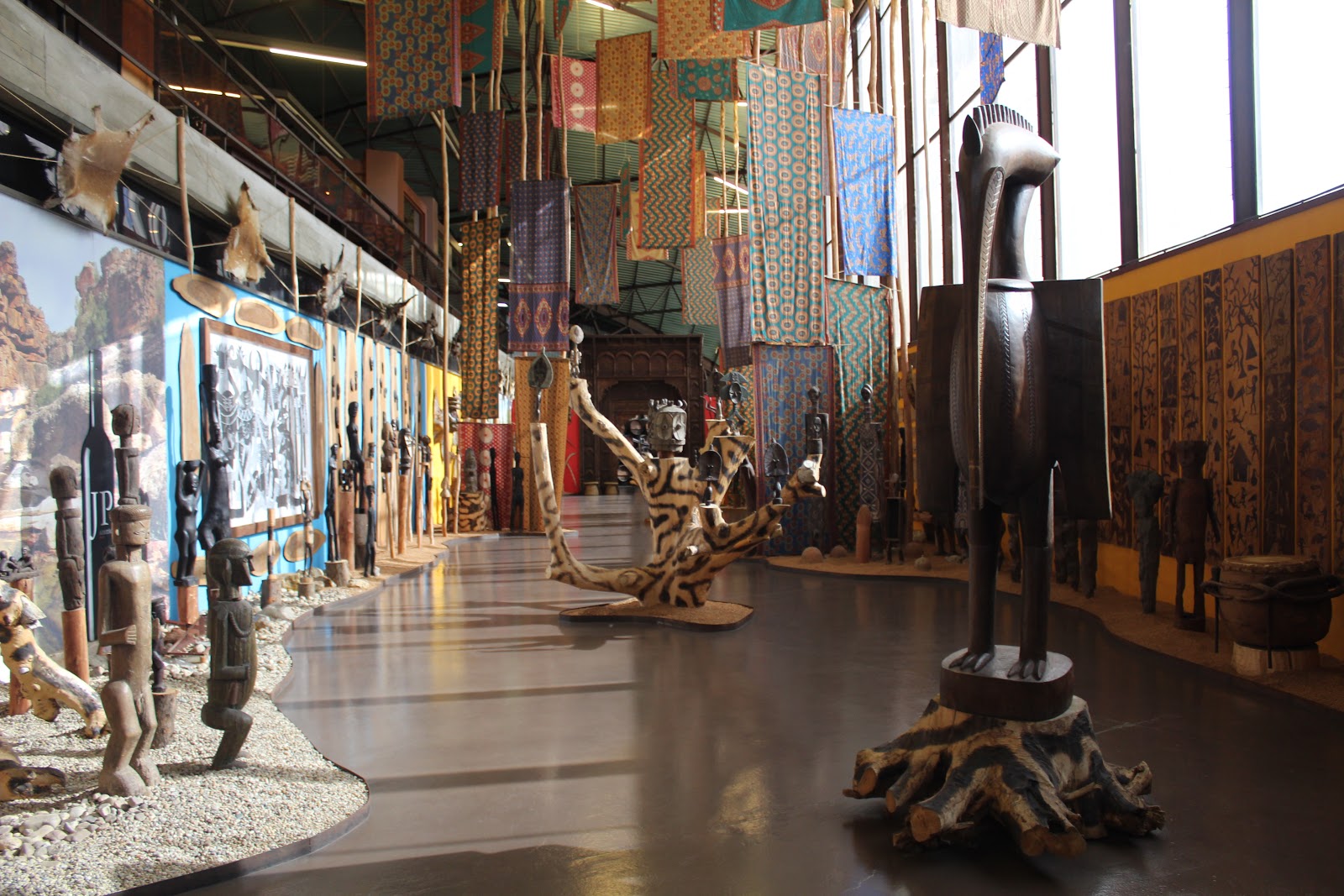 Artefatos e esculturas africanas na sede da Bacalhôa, vinícola de Portugal -BVML