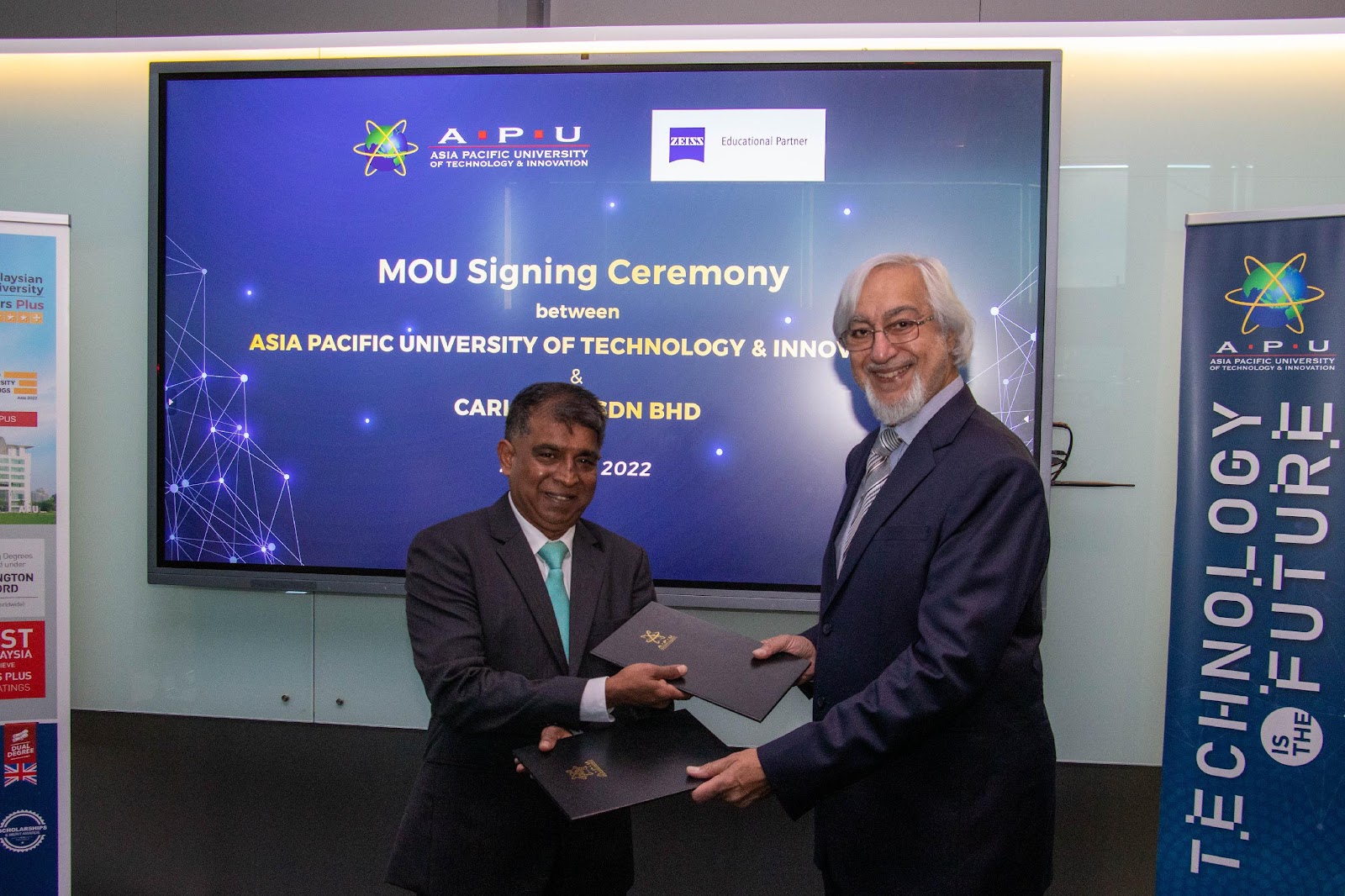 Chief Executive Officer of APU and Managing Director of Carl Zeiss Sdn Bhd celebrating the newly formed industry-academia collaboration.