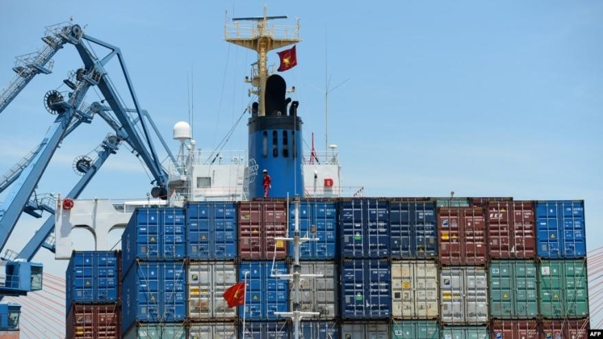 Các container chứa hàng được xếp lên một tàu biển ở cảng Hải Phòng. Xuất khẩu của Việt Nam sang Mỹ ngày càng tăng trong khi nhập khẩu của quốc gia Đông Nam Á từ Trung Quốc cũng tăng mạnh trong năm qua.