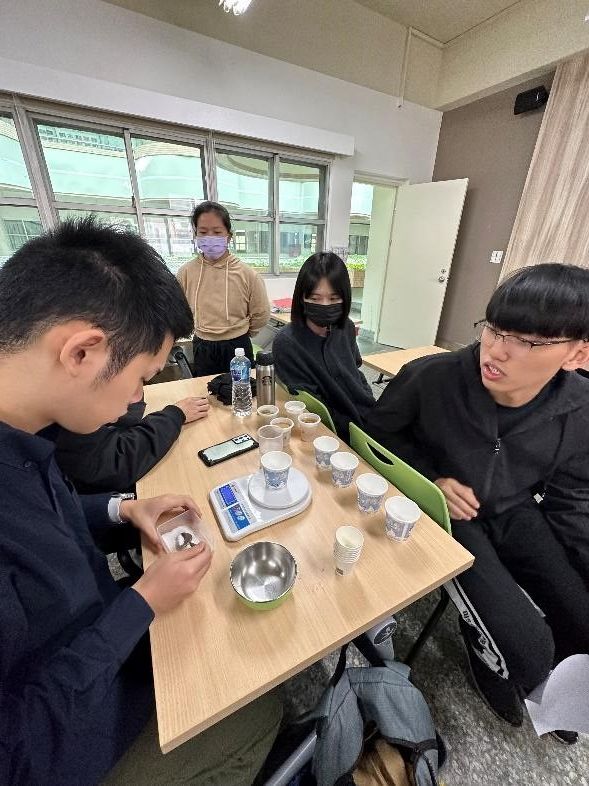 圖一：糖飲測試，分組討論，每位同學依照所喝到的飲料甜度，去條配出等比例的糖水