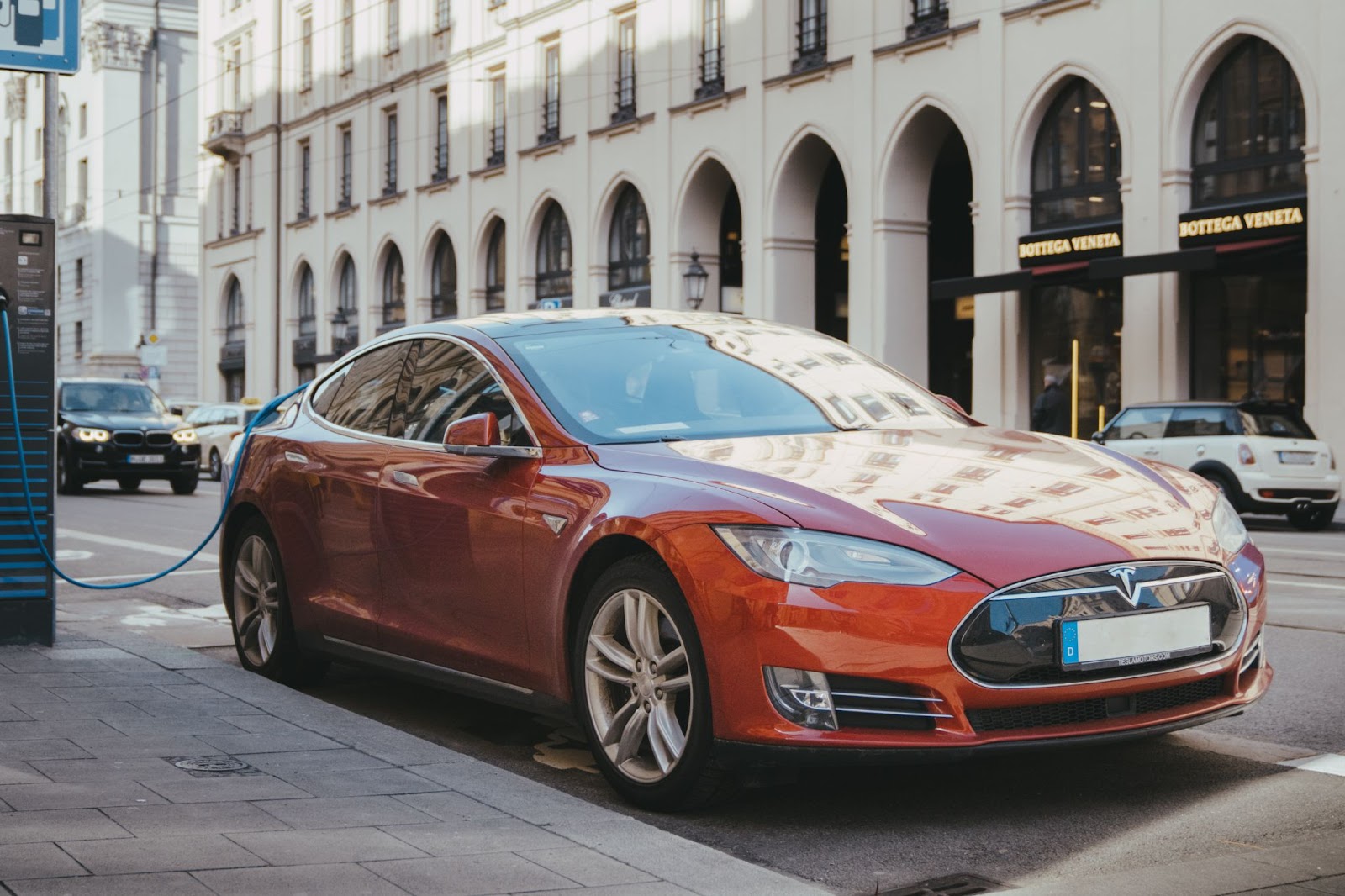 Mobil Listrik Tesla Sedang Dicharge